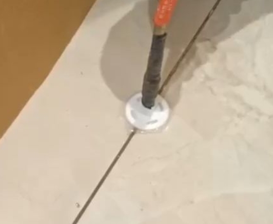 博山瓷砖空鼓维修公司专业解答瓷砖在铺贴过程中，如果没有涂抹均匀到位的粘结材料（如水泥砂浆或瓷砖胶），可能会导致以下问题