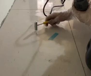 博山瓷砖开裂维修公司专业分享瓷砖在铺贴前如果没有沥干水分，将会导致以下问题